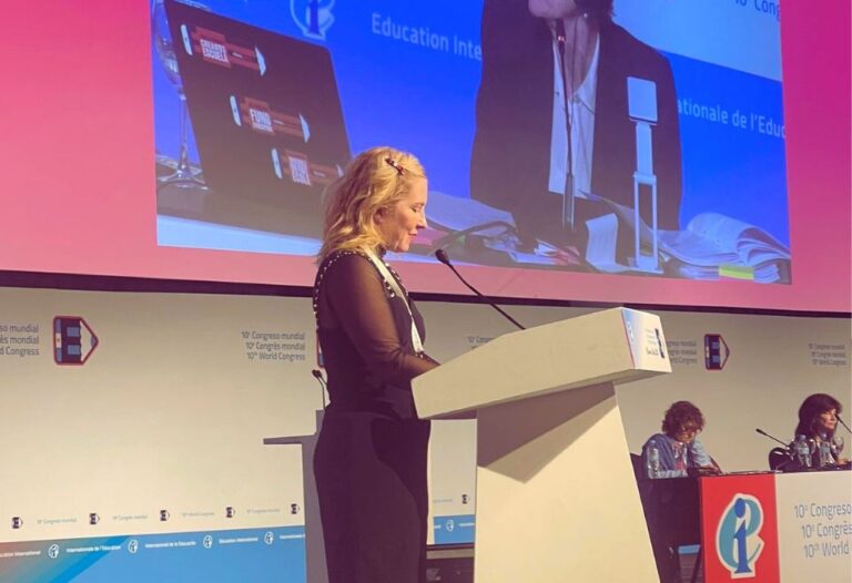 Madeleine Pastinelli, présidente de la FQPPU, défend deux résolutions au Congrès de l'Internationale de l'Éducation