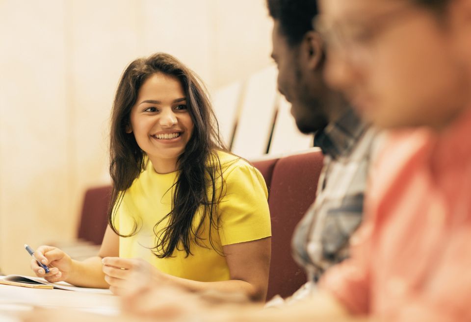 Personnes étudiantes internationales au Québec collaborant en classe : un rôle clé dans les universités québécoises pour la diversité et l'innovation académique.