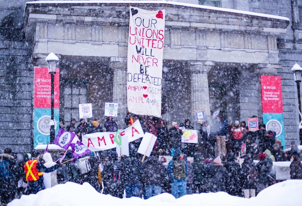 Manifestation des professeur·es de McGill, devant le campus sous la neige. La FQPPU célèbre les victoires syndicales historiques de l’AMPE et de l’AMPFA, et la demande d’accréditation de l’AMPEEP.