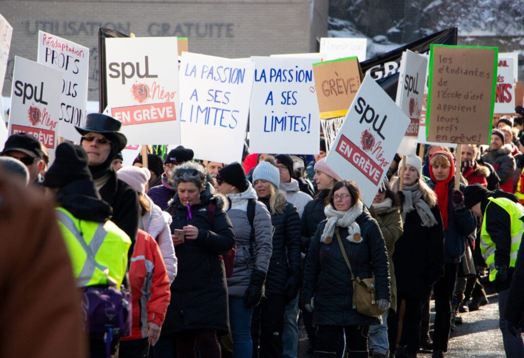 Manifestation de professeur·es de l’Université Laval en grève, pancartes syndicales et messages de soutien exposant l’importance du droit de grève dans le milieu universitaire au Québec.