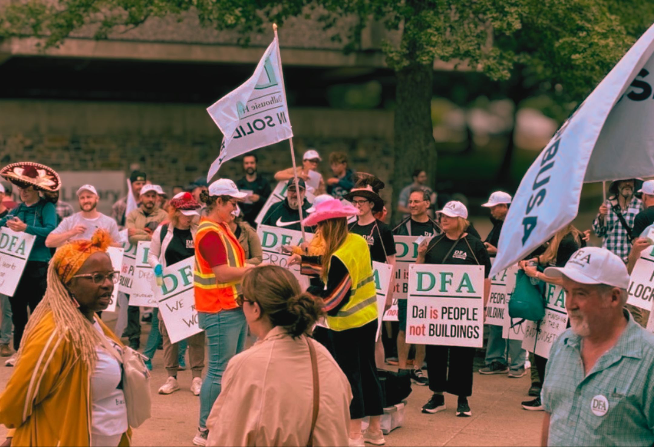Rassemblement de la Dalhousie Faculty Association (DFA) lors du lockout à l’Université Dalhousie, avec des membres brandissant des pancartes et drapeaux en solidarité pour de meilleures conditions de travail.