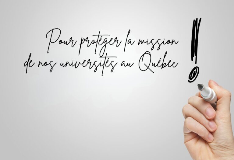Main écrivant "Pour protéger la mission de nos universités au Québec" sur fond blanc, illustrant la pétition déposée à l’Assemblée nationale pour défendre la mission universitaire.