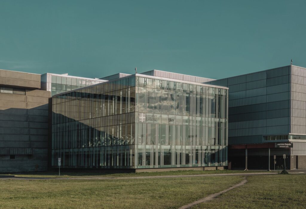 Bâtiment de l’Université Laval à Québec, illustrant la décision arbitrale réaffirmant la liberté académique et le droit des professeures et professeurs de critiquer leur établissement.