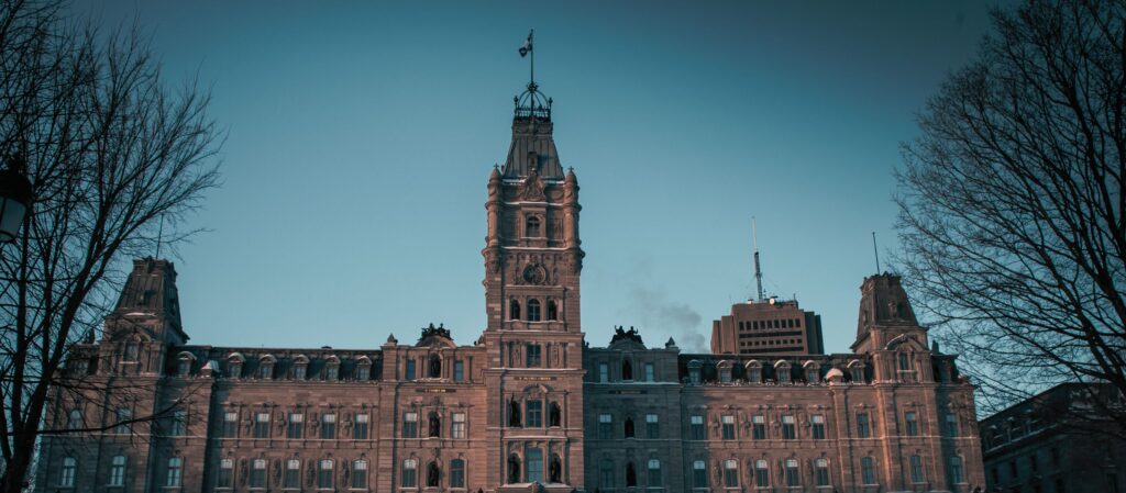 Façade de l’Assemblée nationale du Québec, où est débattu le projet de loi 3, symbole des enjeux entourant la démocratie syndicale au Québec.