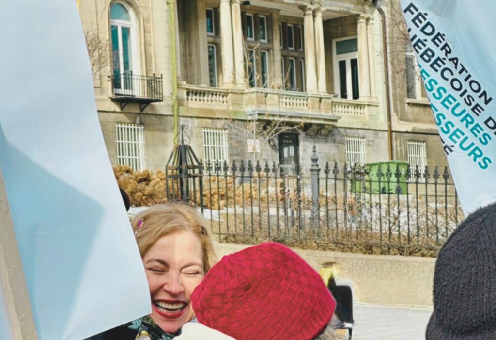 Madeleine Pastinelli, présidente de la Fédération québécoise des professeures et professeurs d’université (FQPPU), participe à une manifestation. La FQPPU défend la démocratie syndicale face au projet de loi 3 du gouvernement du Québec.