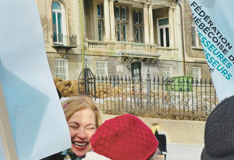 Madeleine Pastinelli, présidente de la Fédération québécoise des professeures et professeurs d’université (FQPPU), participe à une manifestation. La FQPPU défend la démocratie syndicale face au projet de loi 3 du gouvernement du Québec.