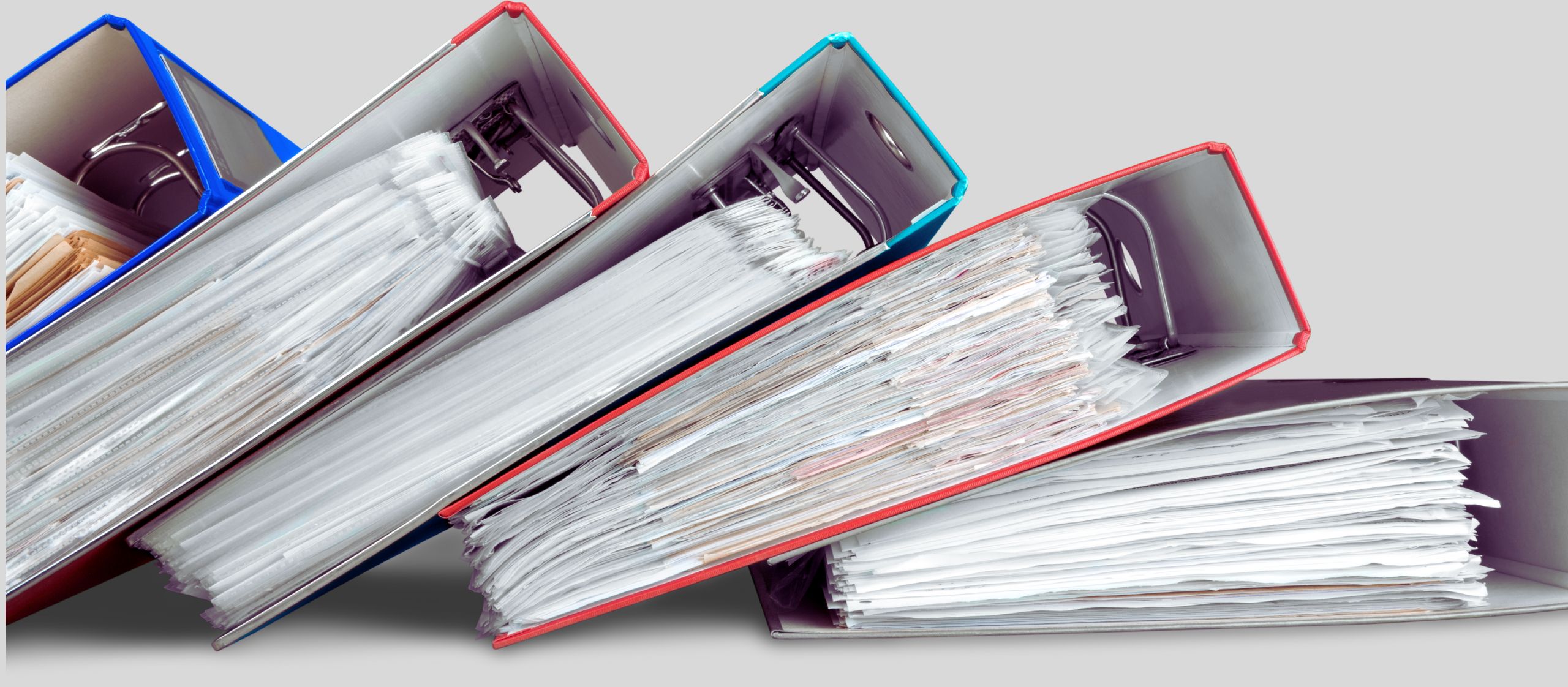 Classeurs remplis de documents, illustrant la formalisation des règles et des processus universitaires liés à la collégialité.