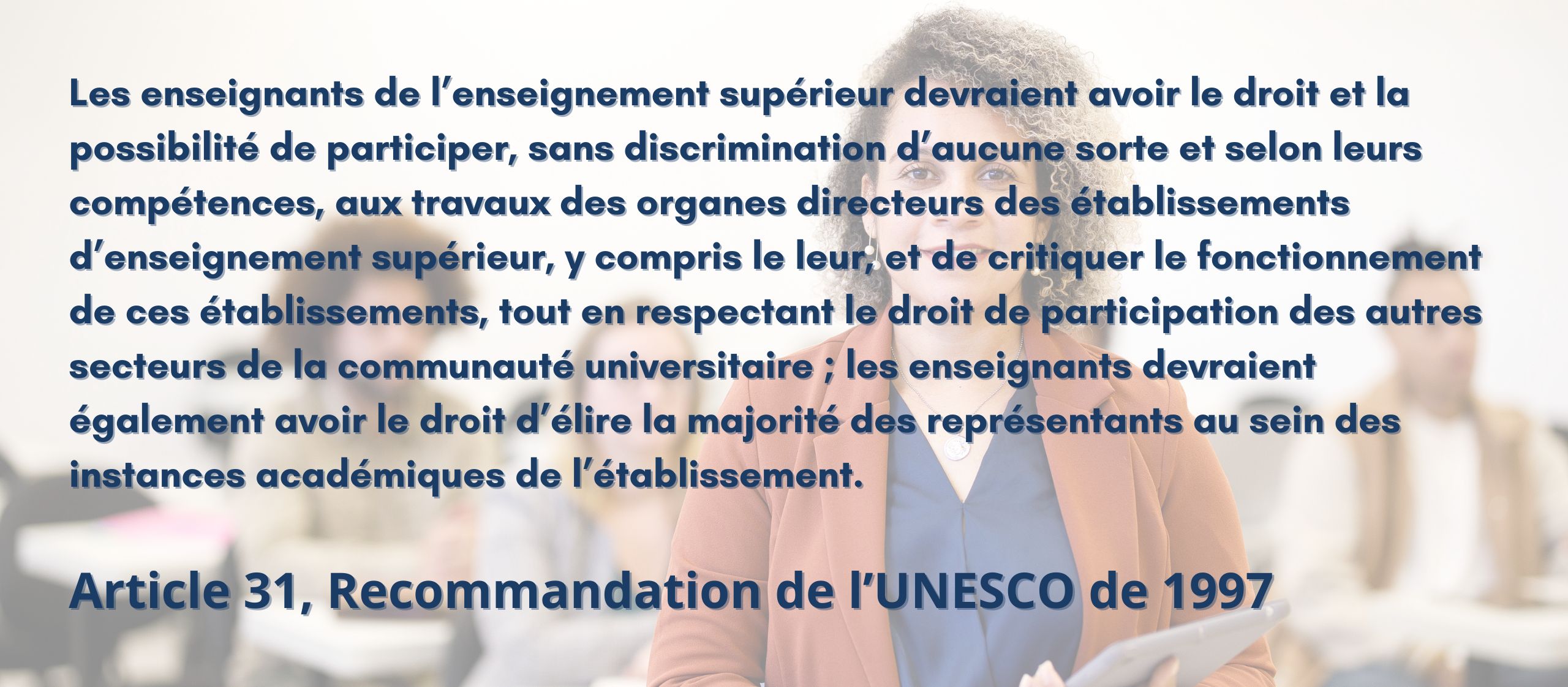 Citation de l’article 31 de la Recommandation de l’UNESCO de 1997 sur la participation des enseignant·es aux instances académiques, superposée à une image de professeure en réunion.