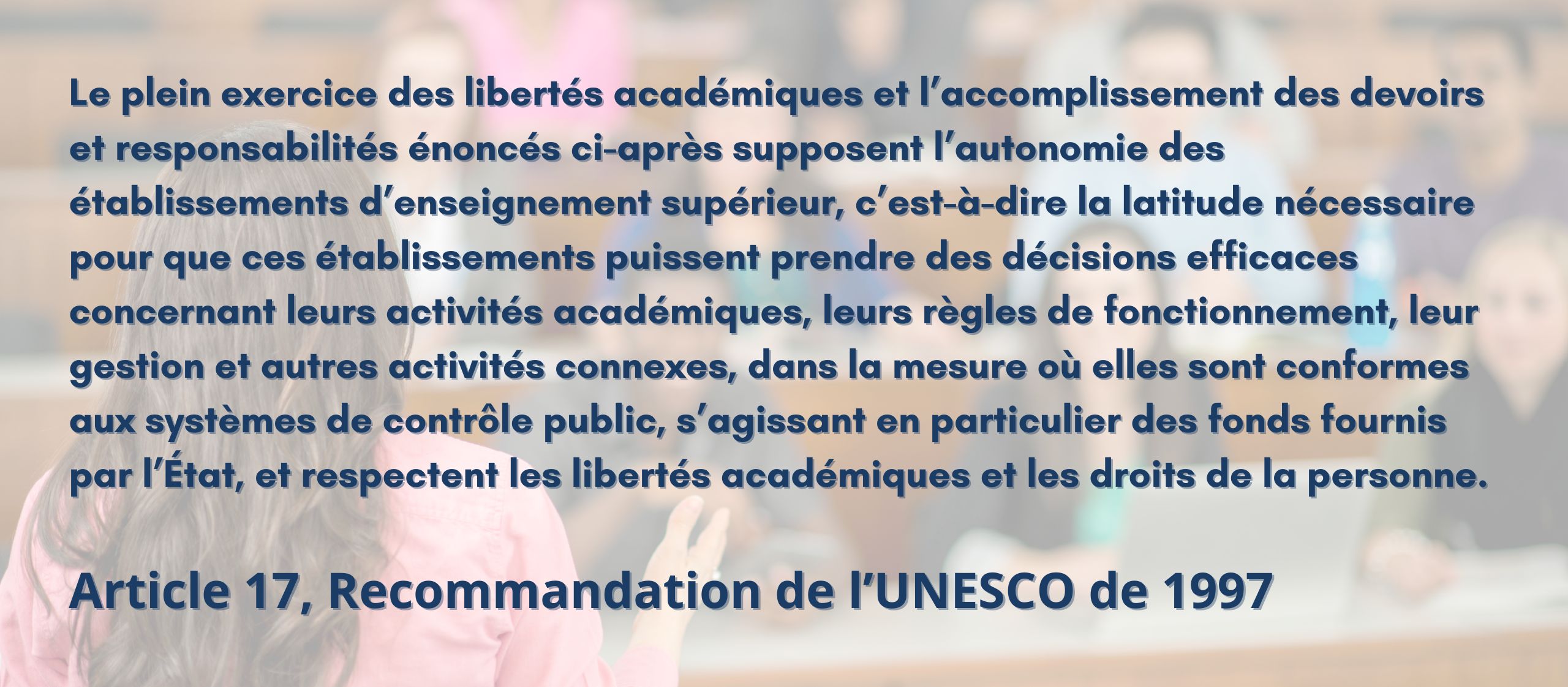 Citation de l’article 17 de la Recommandation de l’UNESCO de 1997 sur l’autonomie des établissements d’enseignement supérieur, superposée à une scène de discussion universitaire.