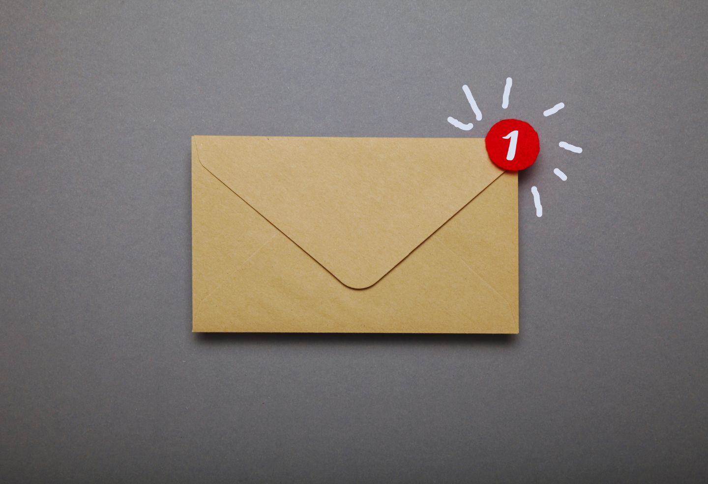 Icône d’enveloppe avec notification, illustrant l’inscription à l’infolettre de la FQPPU