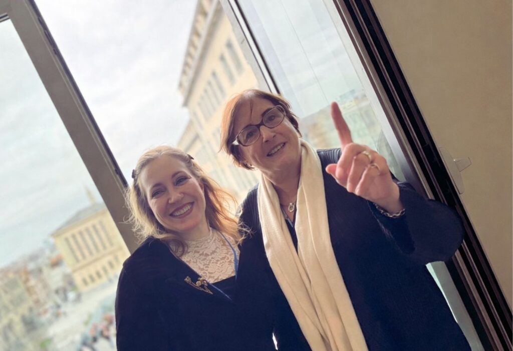 Madeleine Pastinelli et Chantal Pacteau lors de la conférence mondiale sur l’intelligence artificielle en éducation à Bruxelles.