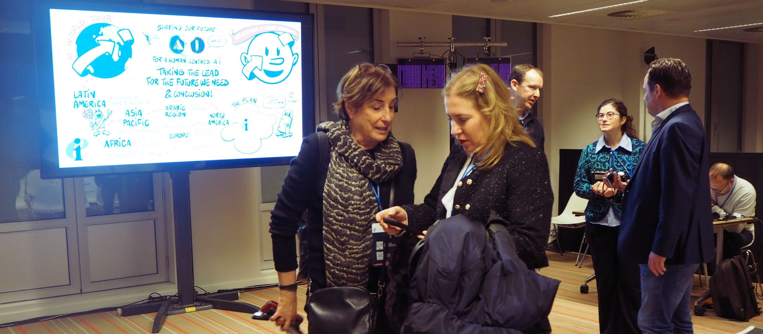 Madeleine Pastinelli échange avec des participants lors de la conférence sur l’intelligence artificielle en éducation à Bruxelles