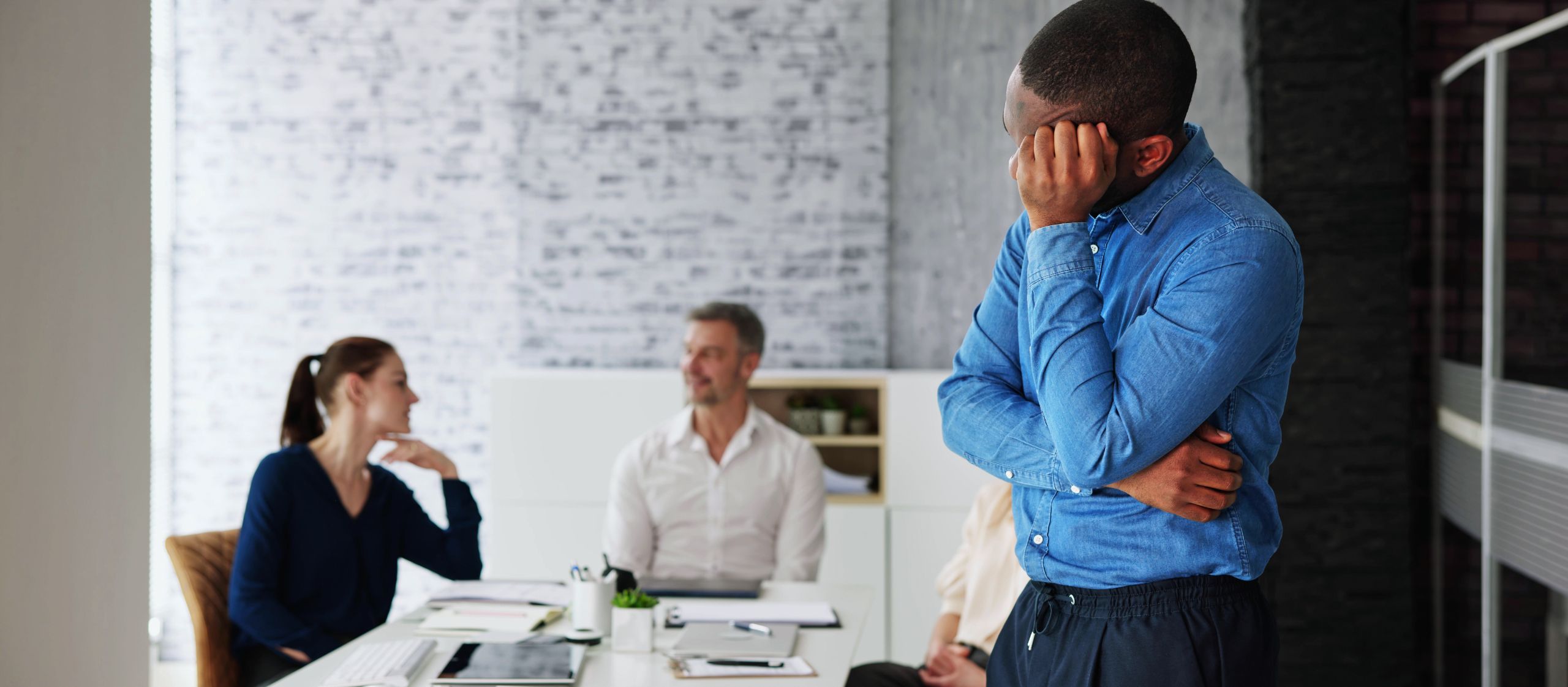 Situation de tension entre collègues illustrant les risques psychosociaux en milieu universitaire