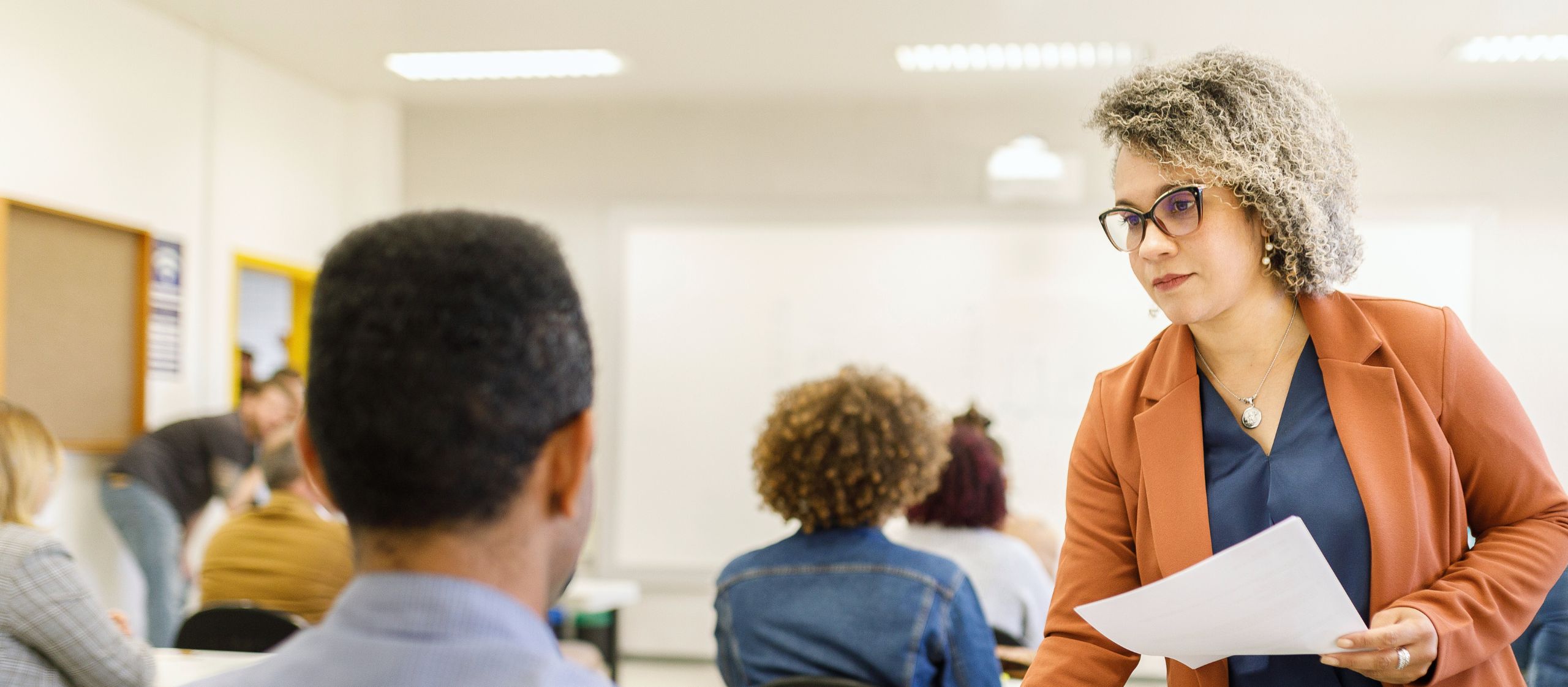 Représentante syndicale échangeant avec des collègues lors d’une rencontre, illustrant la prévention des risques psychosociaux en milieu universitaire