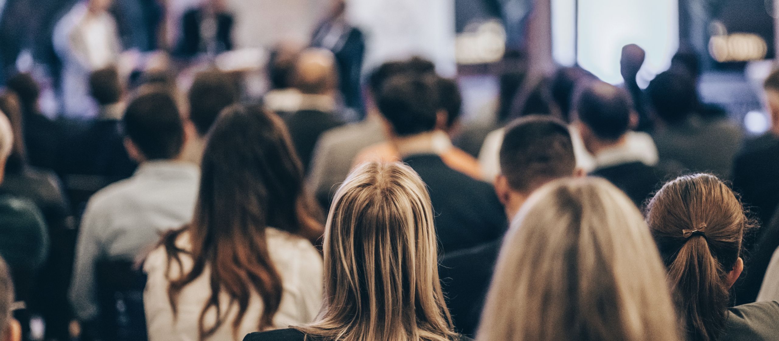 Participant·es assi·es en assemblée, illustrant le suivi des travaux de comité dans une gestion collégiale en assemblée professorale.