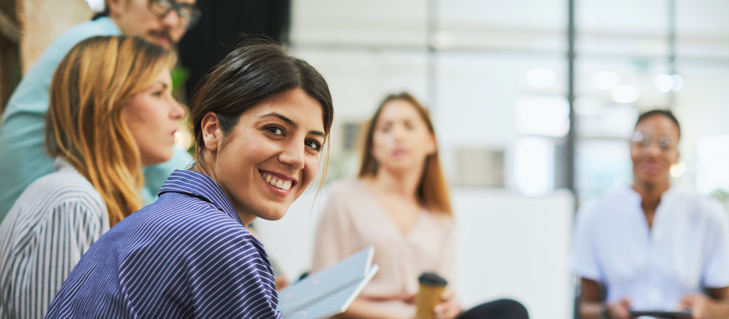 Assemblée professorale apaisée favorisant la gestion collégiale, l’écoute et la participation équitable des membres.