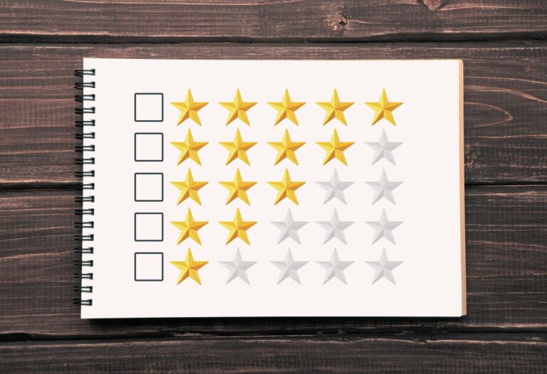 Sondages d’évaluation représentés par un système de notation par étoiles illustrant les enjeux liés à l’évaluation de l’enseignement universitaire