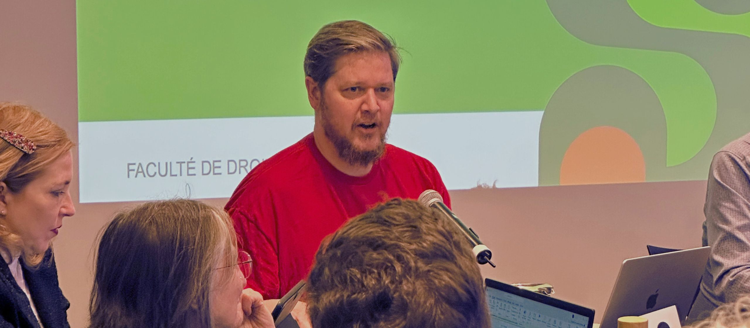 Finn Makela présente le projet de loi 3 sur la gouvernance des syndicats lors du Conseil fédéral de la FQPPU, un dossier clé pour les universités au Québec.