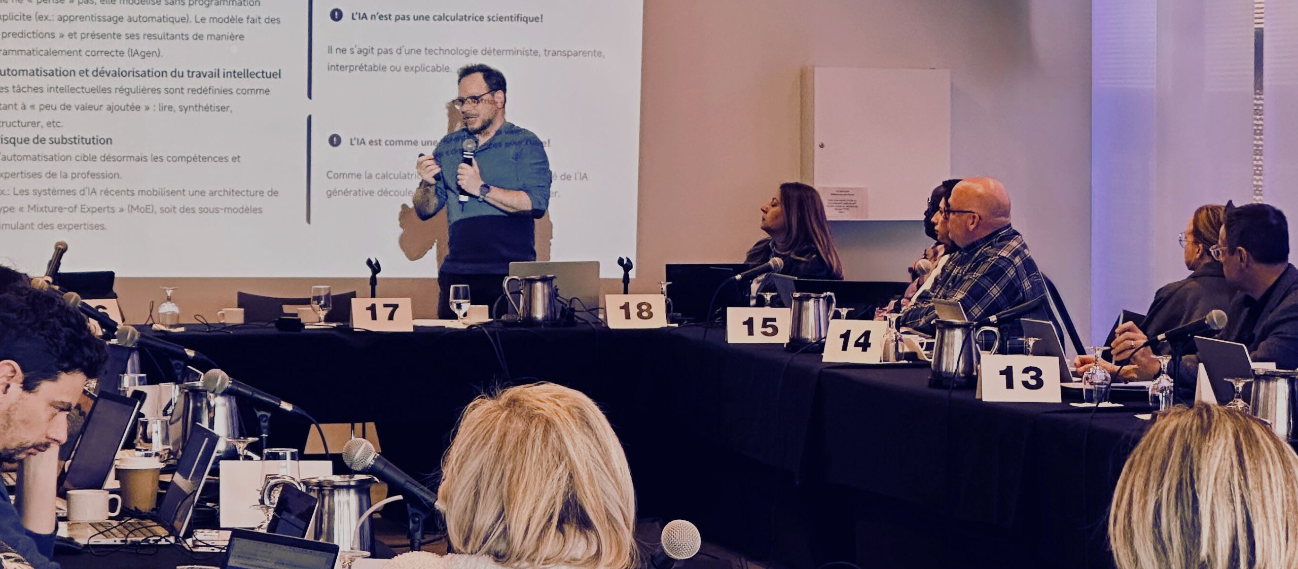 Frédéric Plamondon, professeur au Département de management de l’UQAM, présente les enjeux de l’intelligence artificielle devant le Conseil fédéral de la FQPPU sur l’avenir des universités au Québec.