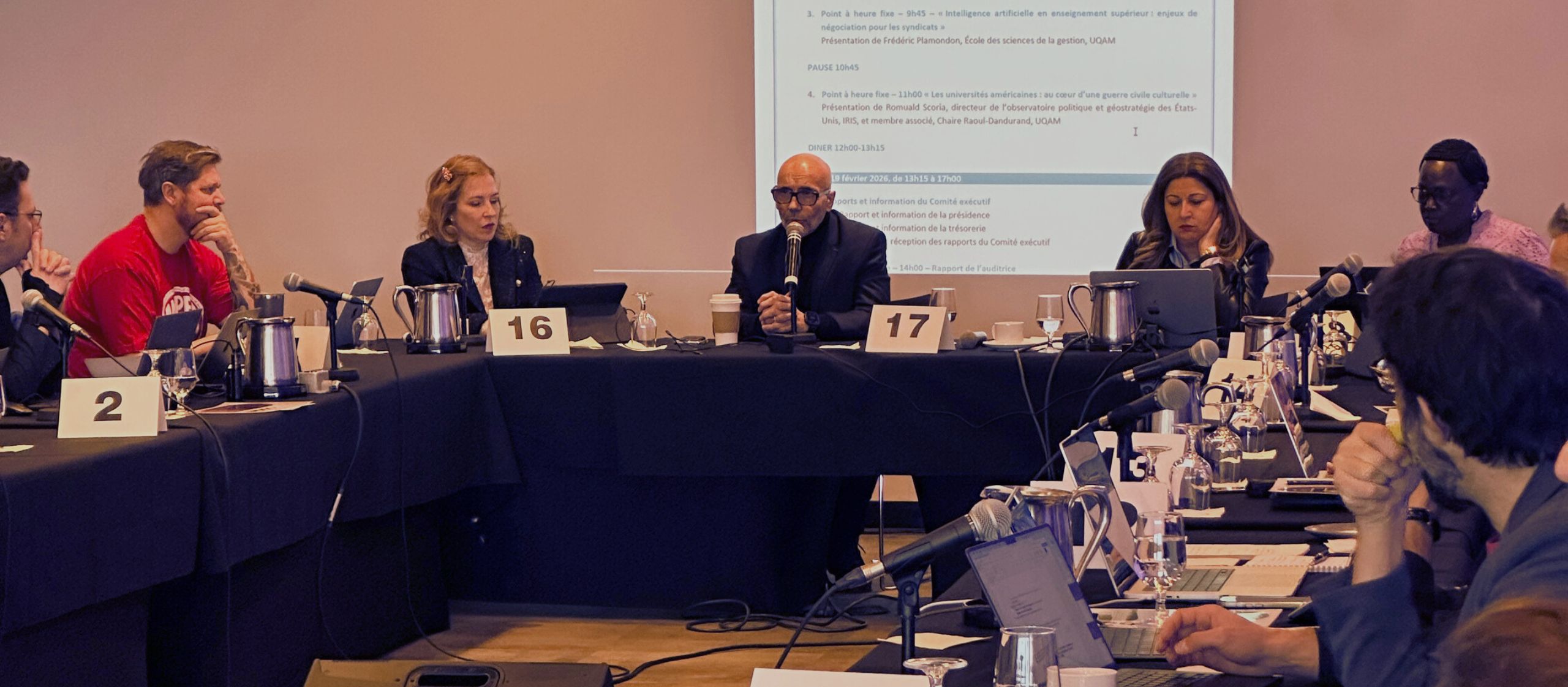 Romuald Sciora présente une analyse des universités américaines lors du Conseil fédéral de la FQPPU, discutant des impacts politiques sur les universités au Québec.