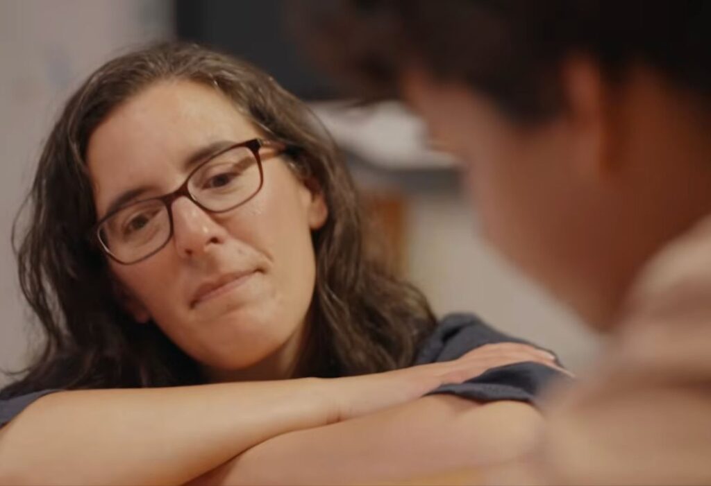 Caroline Beauregard, professeure en art-thérapie à l’UQAT, dans la série Journée de prof, explorant l’impact de l’art sur le développement des enfants.