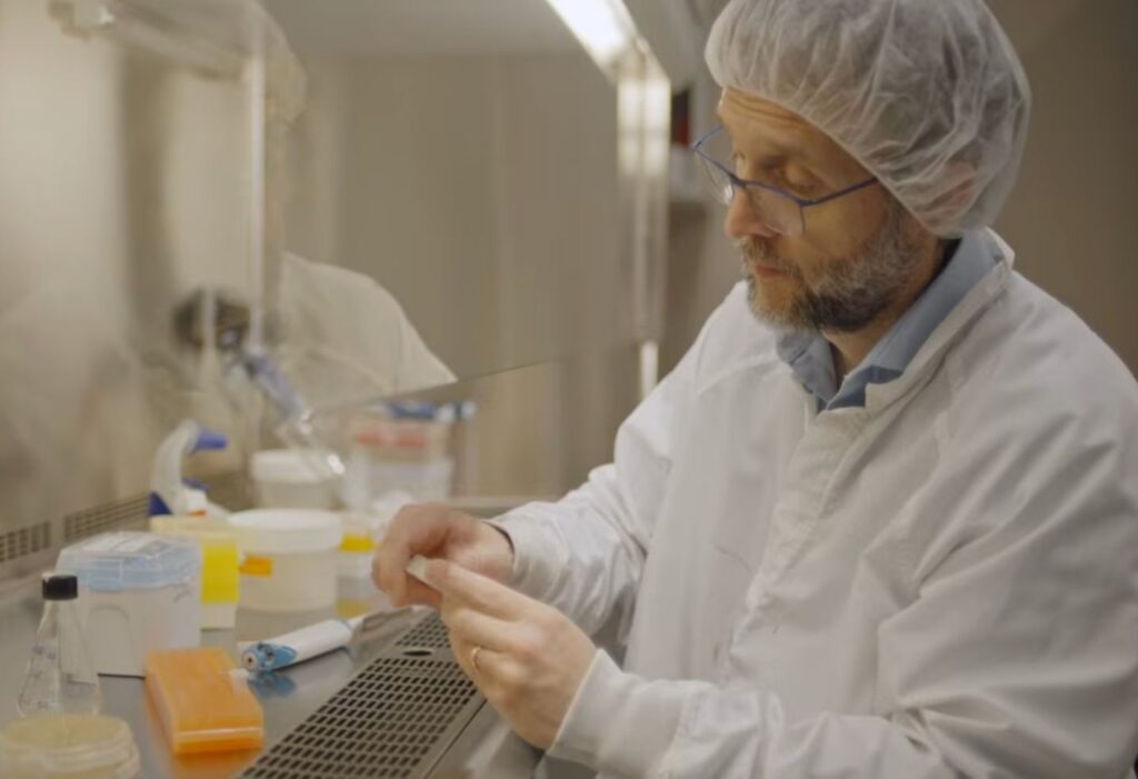 Simon Rainville, professeur de physique à l’Université Laval, en laboratoire lors de la capsule Journée de prof