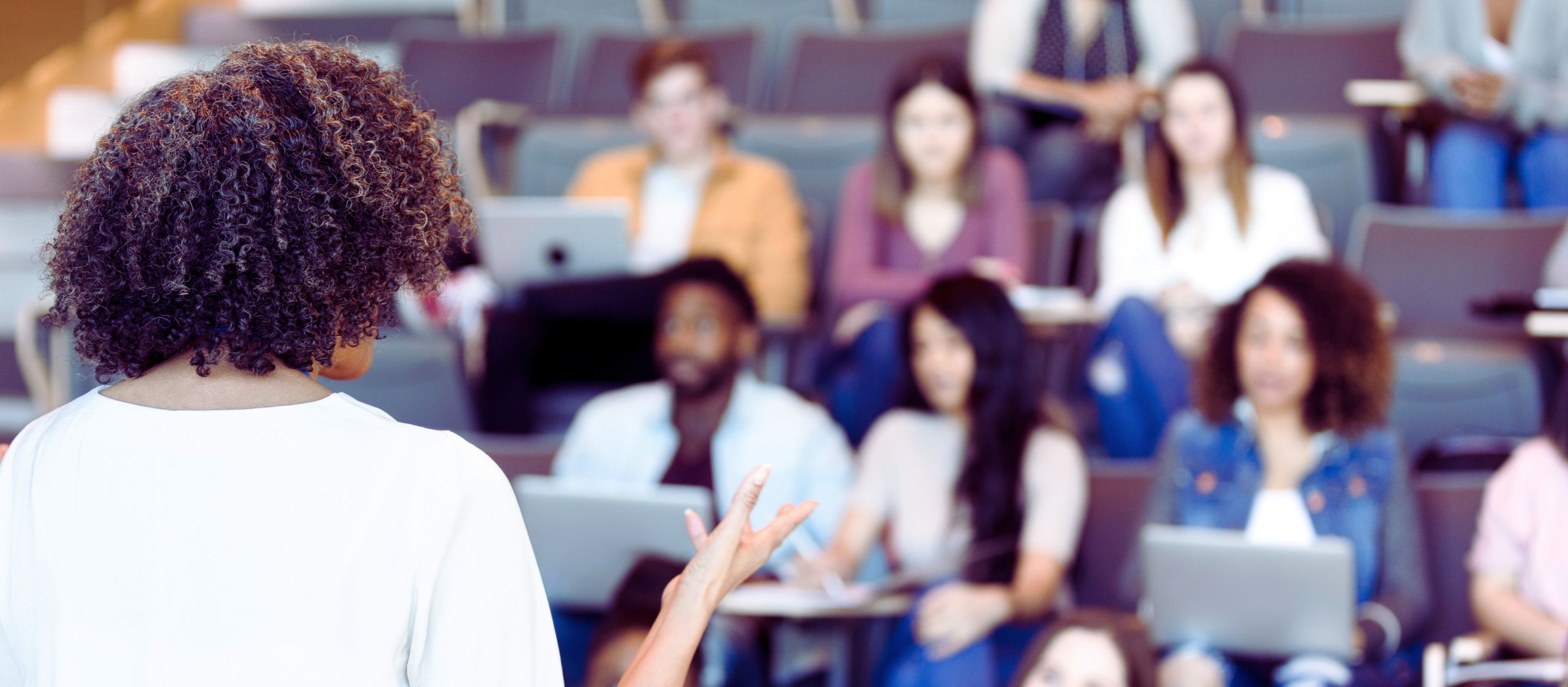 Professeure universitaire enseignant en classe, illustrant la liberté académique et la liberté d’enseignement dans l’enseignement supérieur