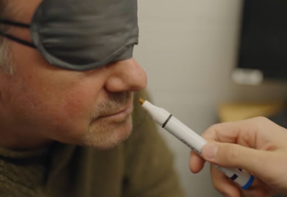 Johannes Frasnelli réalise un test olfactif en laboratoire pour étudier l’odorat et ses liens avec la santé du cerveau.