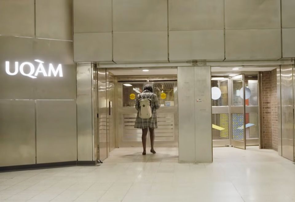 Ndeye Dieynaba Ndiaye, professeure en droit à l’UQAM, dans la série documentaire Journée de prof produite par Savoir média et la FQPPU