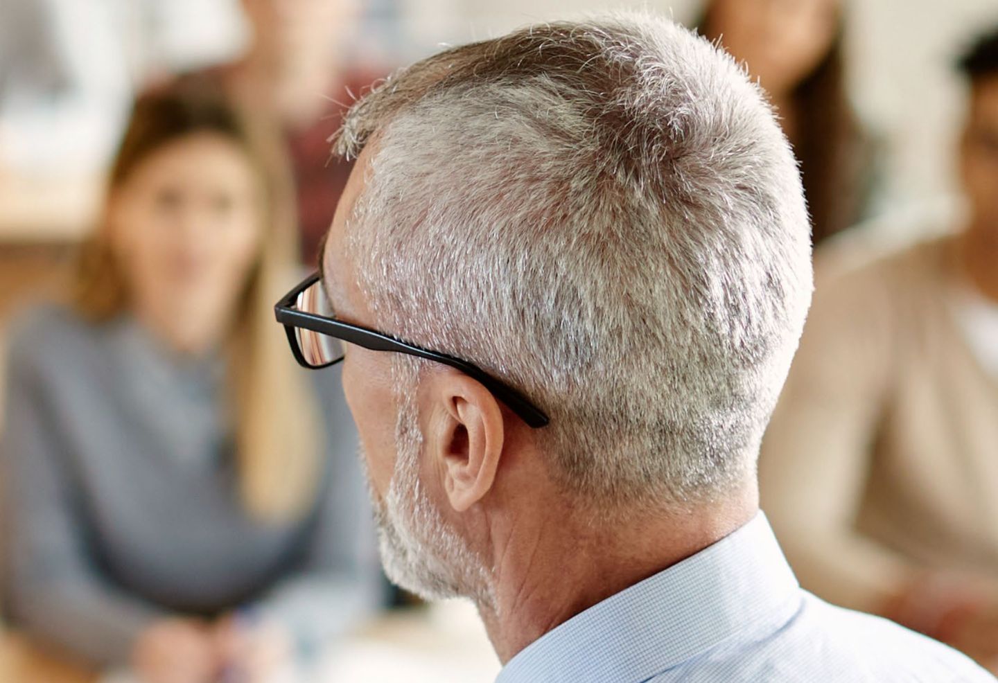Professeur donnant un cours universitaire au Québec devant des étudiantes et étudiants