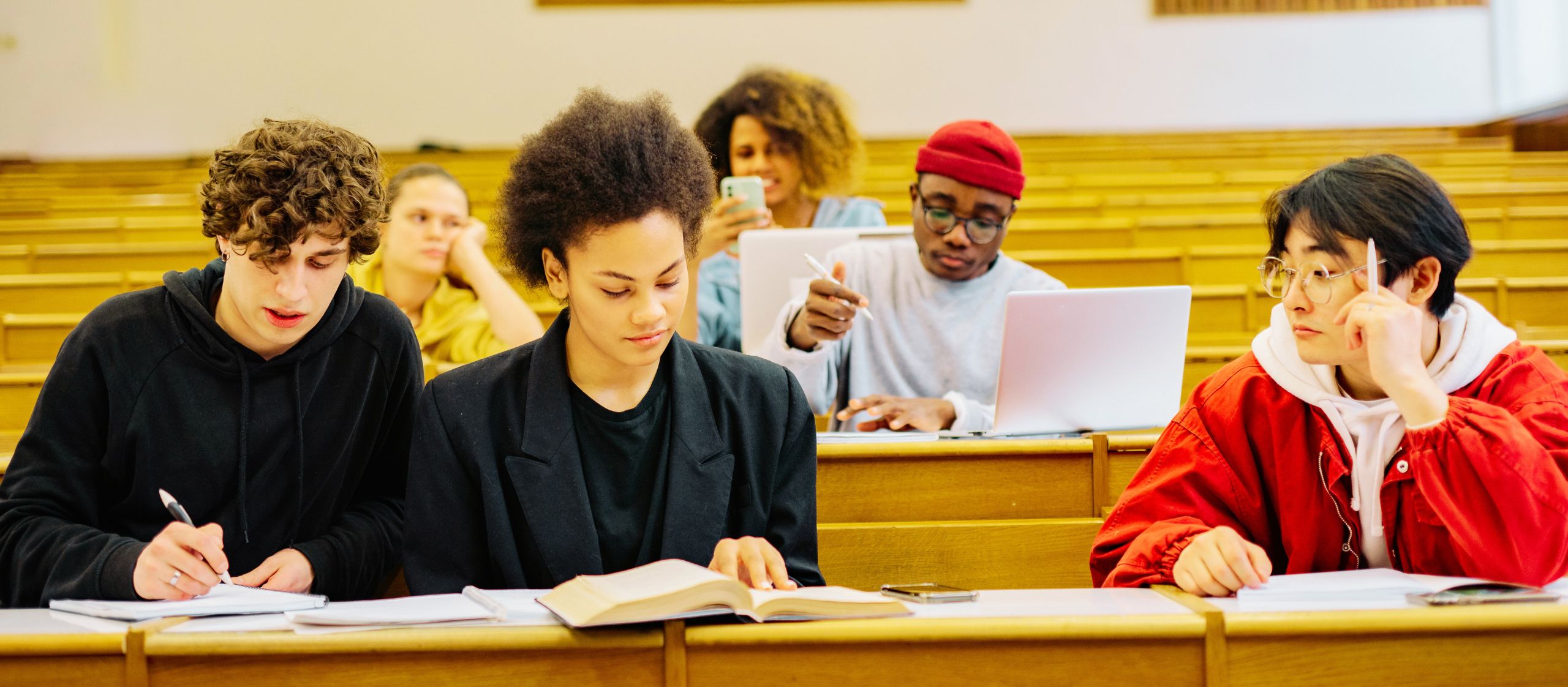 Étudiantes et étudiants dans une salle de cours universitaire au Québec