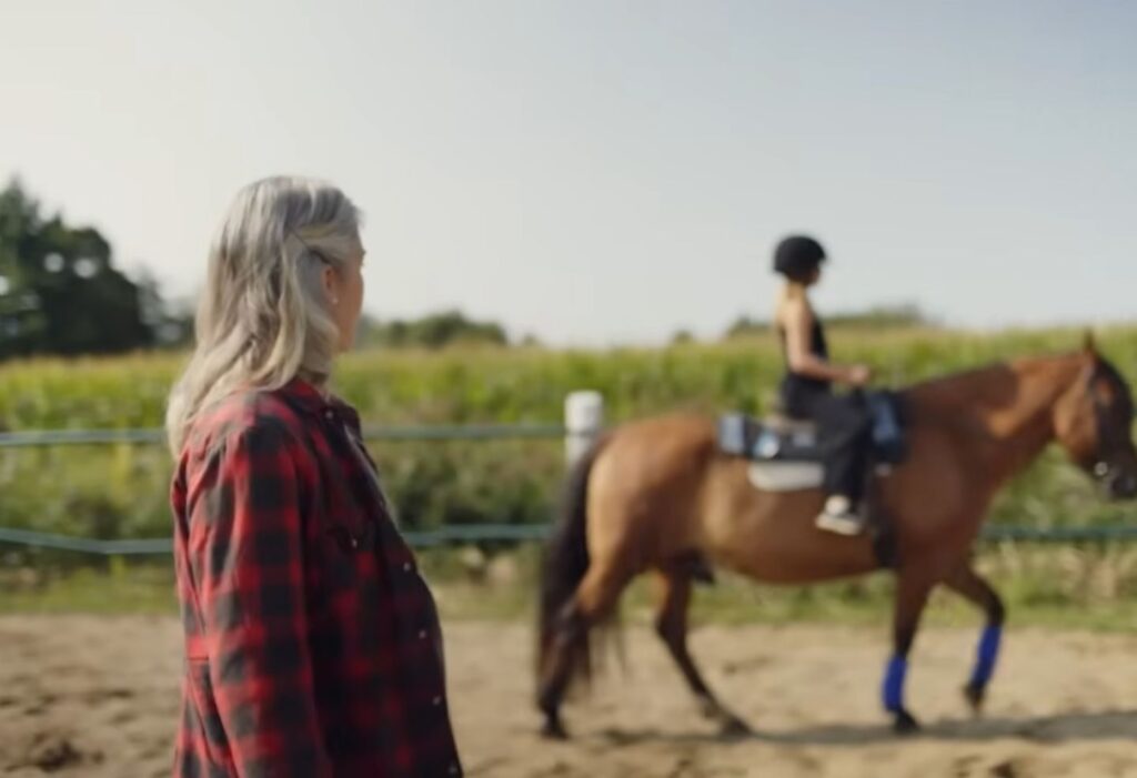 Stéphanie Fecteau avec un cheval dans le cadre de ses recherches sur la réduction du stress chez les personnes autistes à l’UQO.