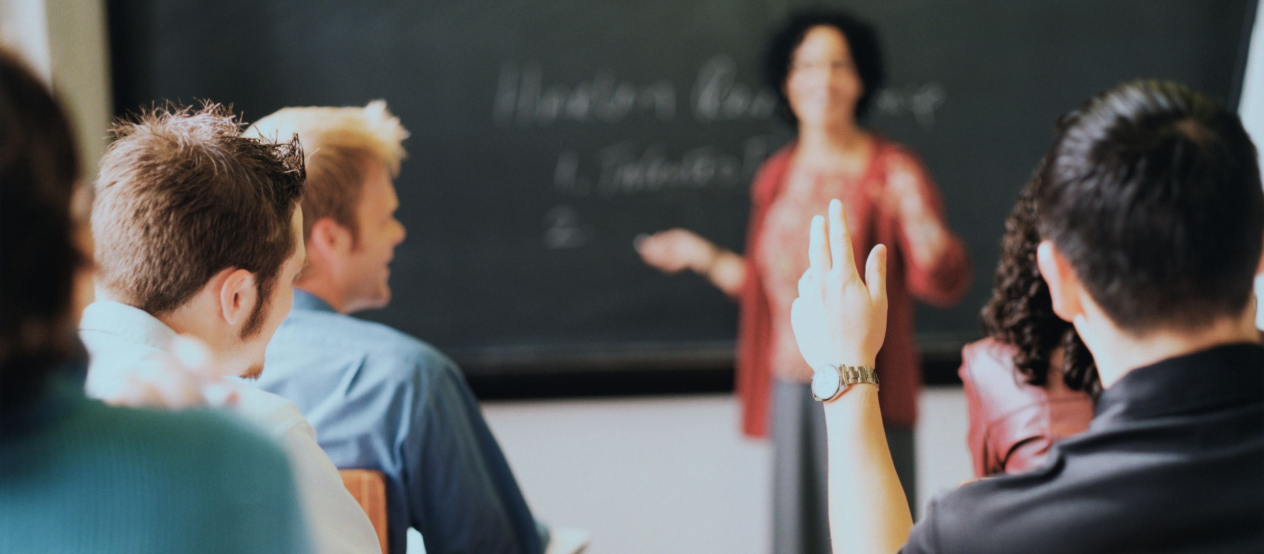 Enseignement universitaire en petit groupe : une professeure et des étudiants en interaction