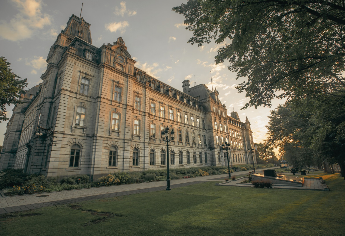 Nomination d'Elsie Lefebvre au ministère de l'Enseignement supérieur : façade de l’Hôtel du Parlement du Québec, siège de l’Assemblée nationale, photographiée au coucher du soleil.